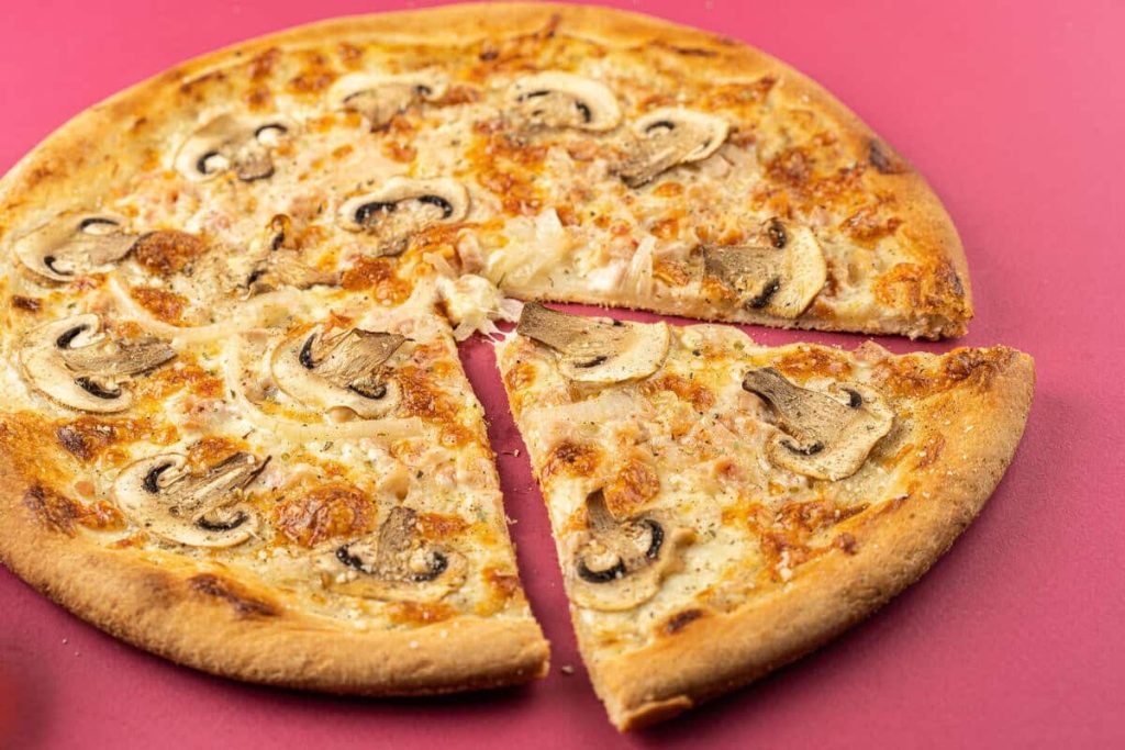 Champignon Pizza mit Hähnchen, Milchsauce und Käse