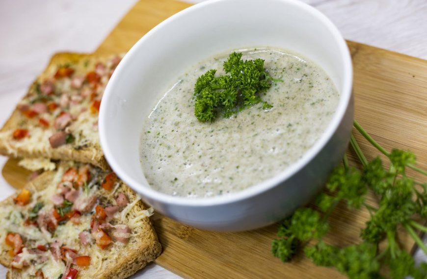Champignoncremesuppe mit Zwiebeln, Sahne und Petersilie