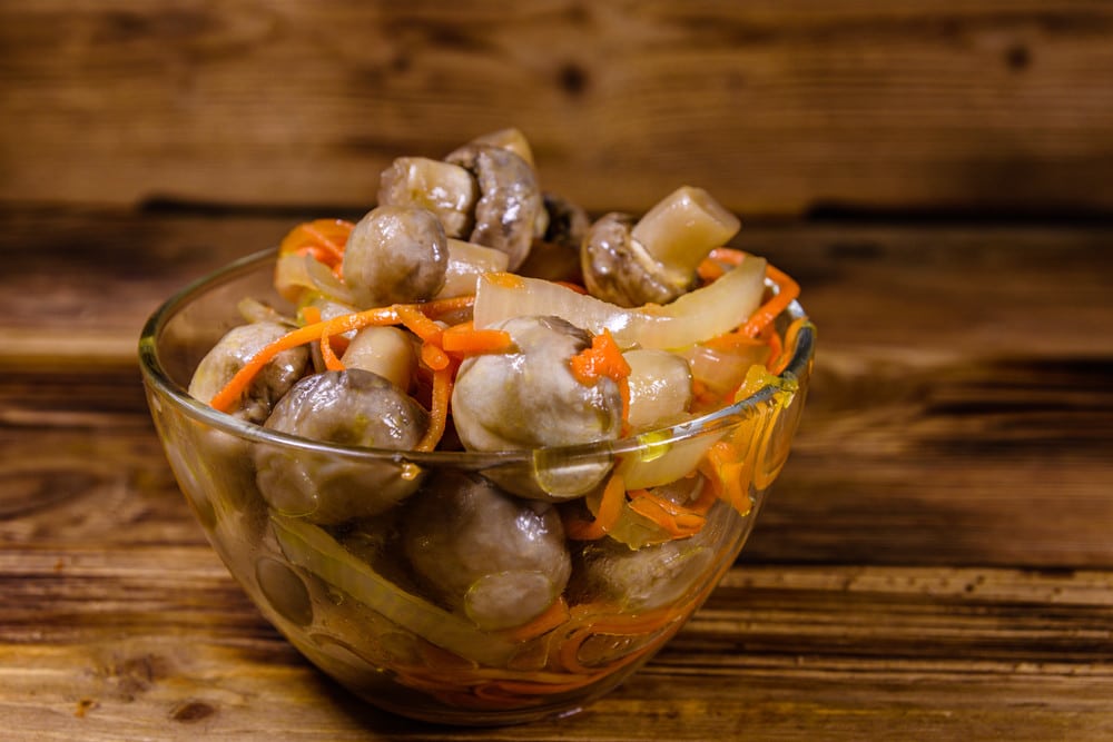Champignonsalat mit Karotten und Zwiebeln