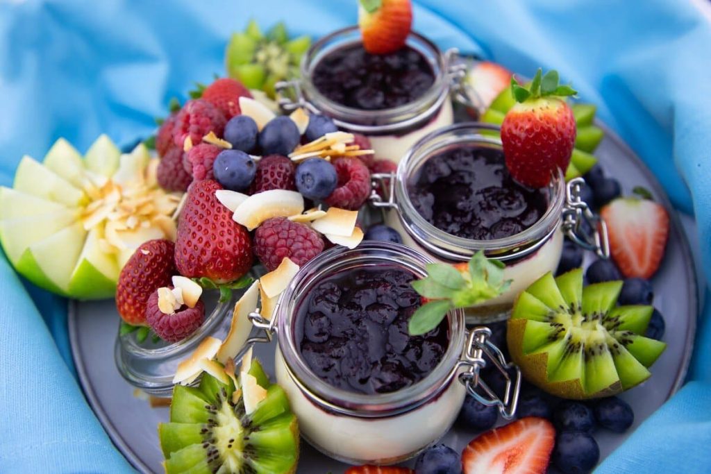 Cheese Cake Dessert mit Blaubeeren im Glas