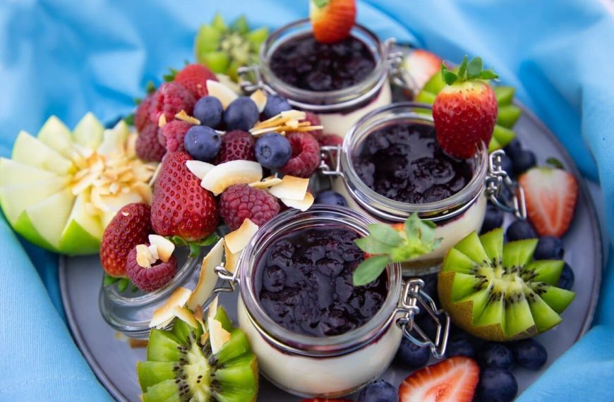 Cheese Cake Dessert mit Blaubeeren im Glas