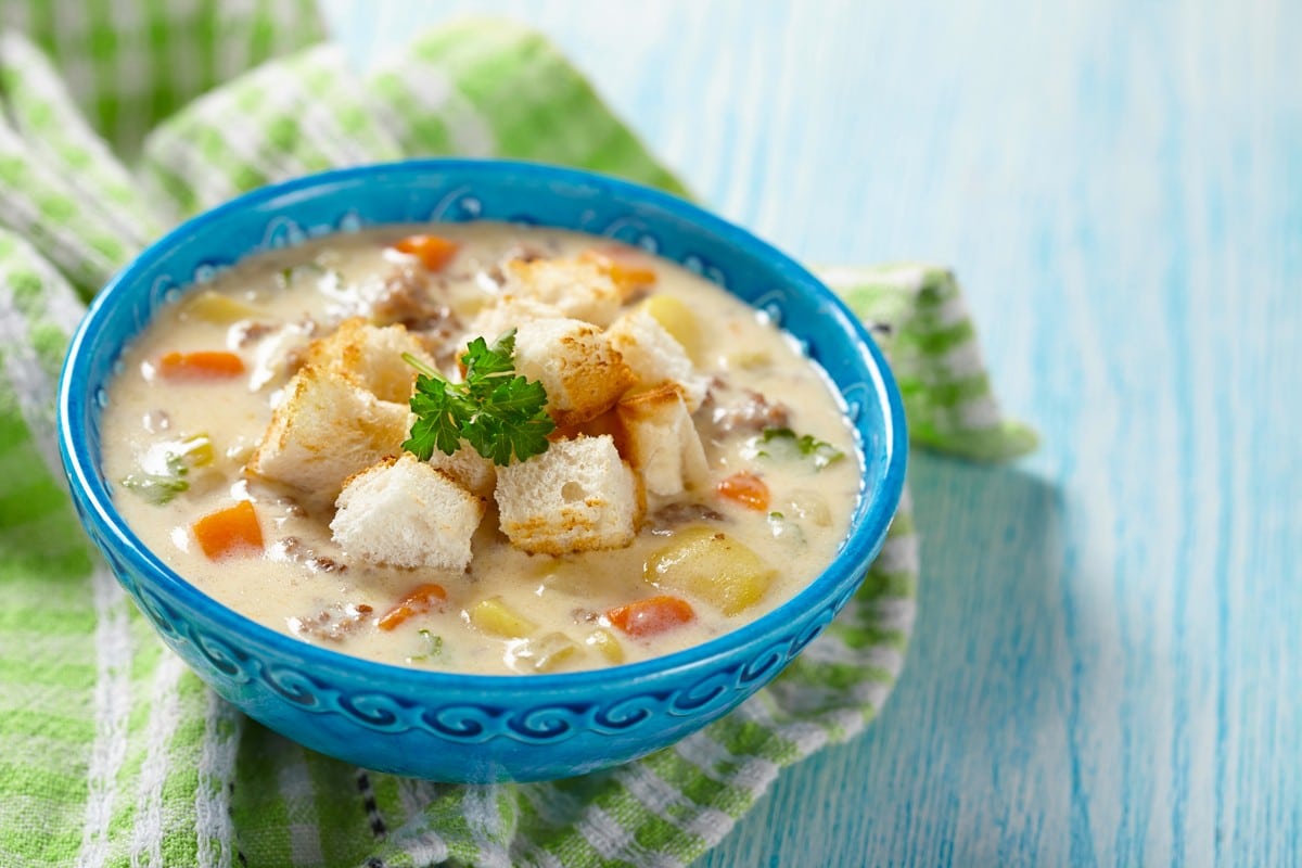 Cheeseburger Suppe mit Rinderhackfleisch und Gemüse