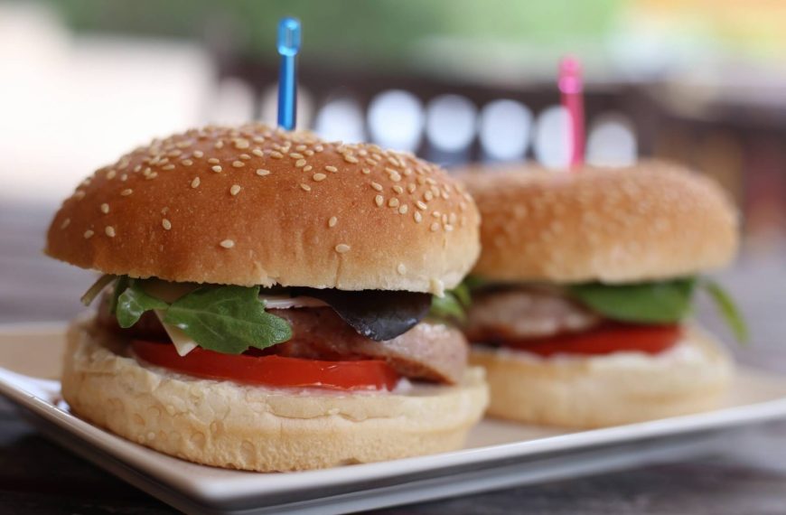 Cheeseburger mit Hähnchenhackfleisch und Salat