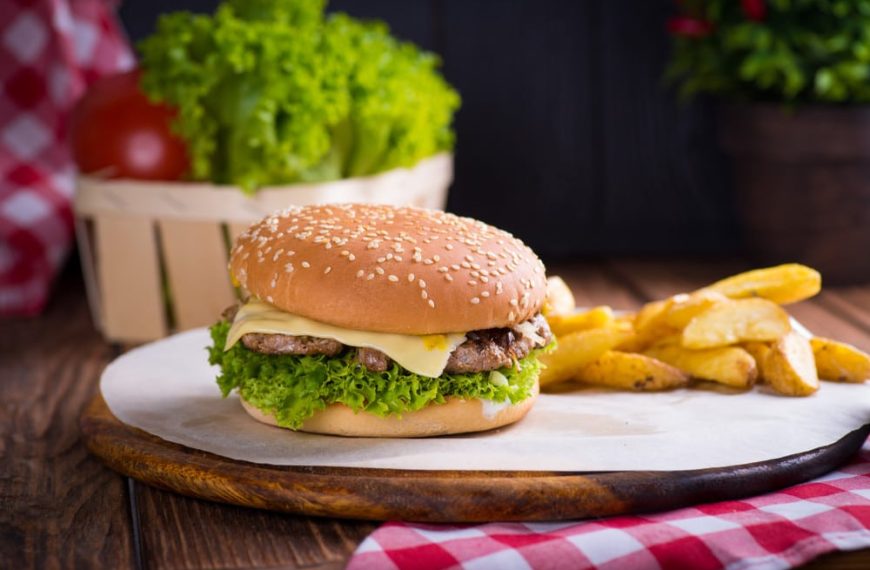 Cheeseburger mit Rinderpatty als einfaches Fastfood