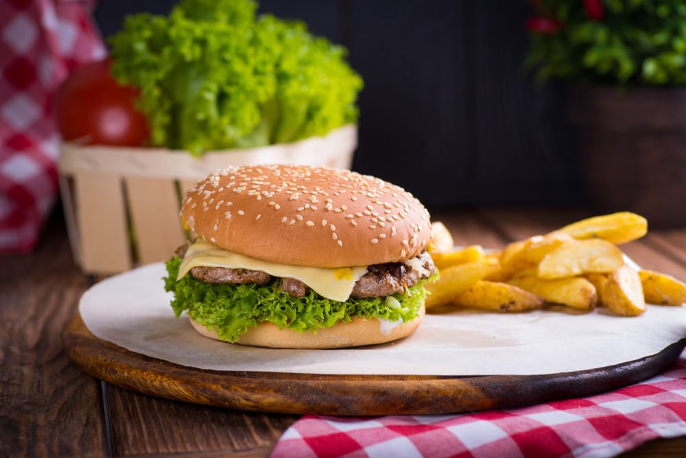 Cheeseburger mit Rinderpatty als einfaches Fastfood