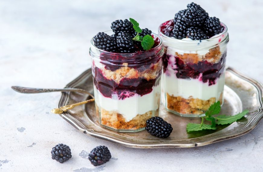 Cheesecake Nachspeise im Glas mit Joghurt und Brombeeren
