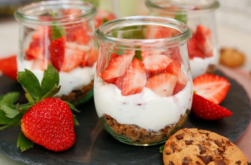 Cheesecake mit Cookies und Erdbeeren im Glas – Erdbeer Dessert