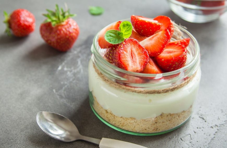 Cheesecake mit Erdbeeren im Glas – Sommerdessert mit Frischkäse