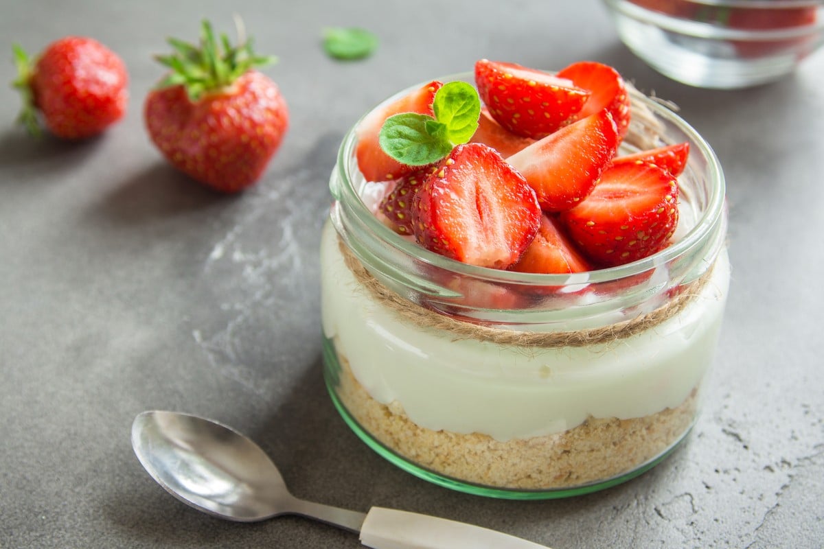 Cheesecake mit Erdbeeren im Glas – Sommerdessert mit Frischkäse