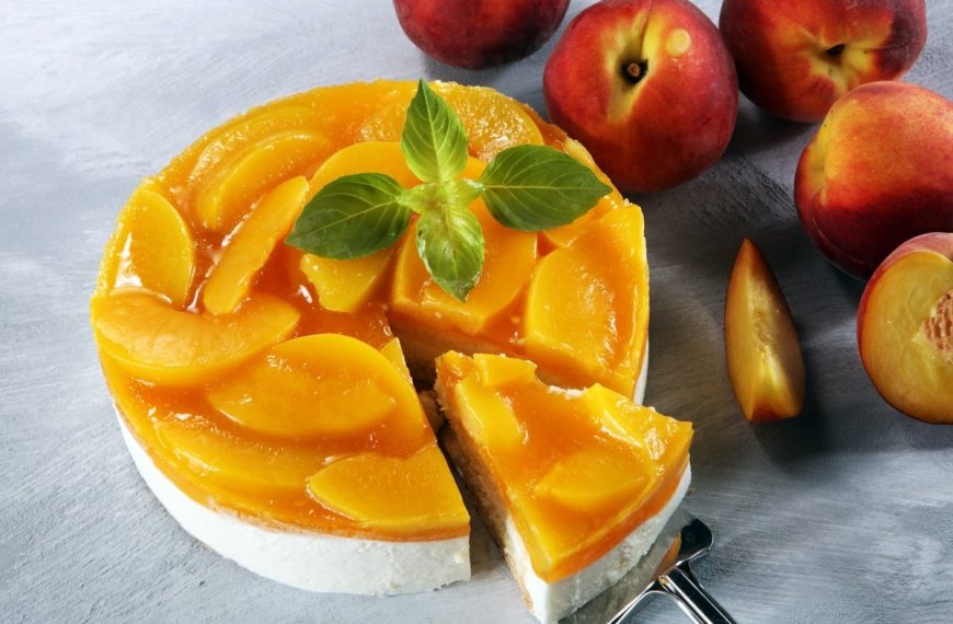 Cheesecake mit Pfirsichen und Löffelbiskuits – Käsekuchen ohne Backen