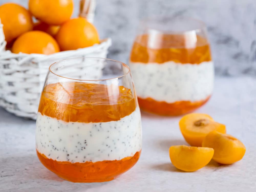 Chia Pudding aus Mandelmilch mit gelben Pflaumen