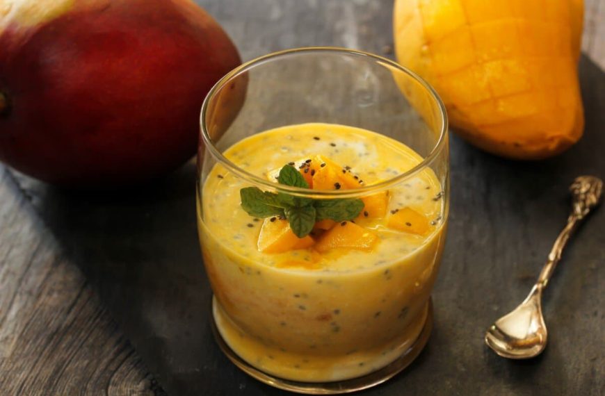 Chia Pudding mit Mango, Ahornsirup und Kokosmilch