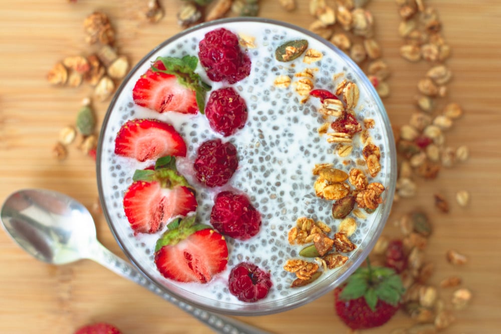 Chia Pudding mit Sojamilch und Beeren zum Frühstück