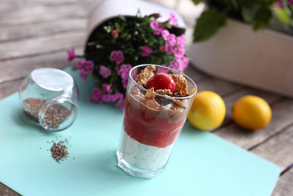 Chiajoghurt mit Erdbeeren und Schokopudding