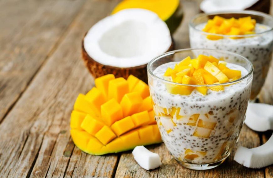 Chiapudding mit Kokosmilch, Mandelmilch und Mango
