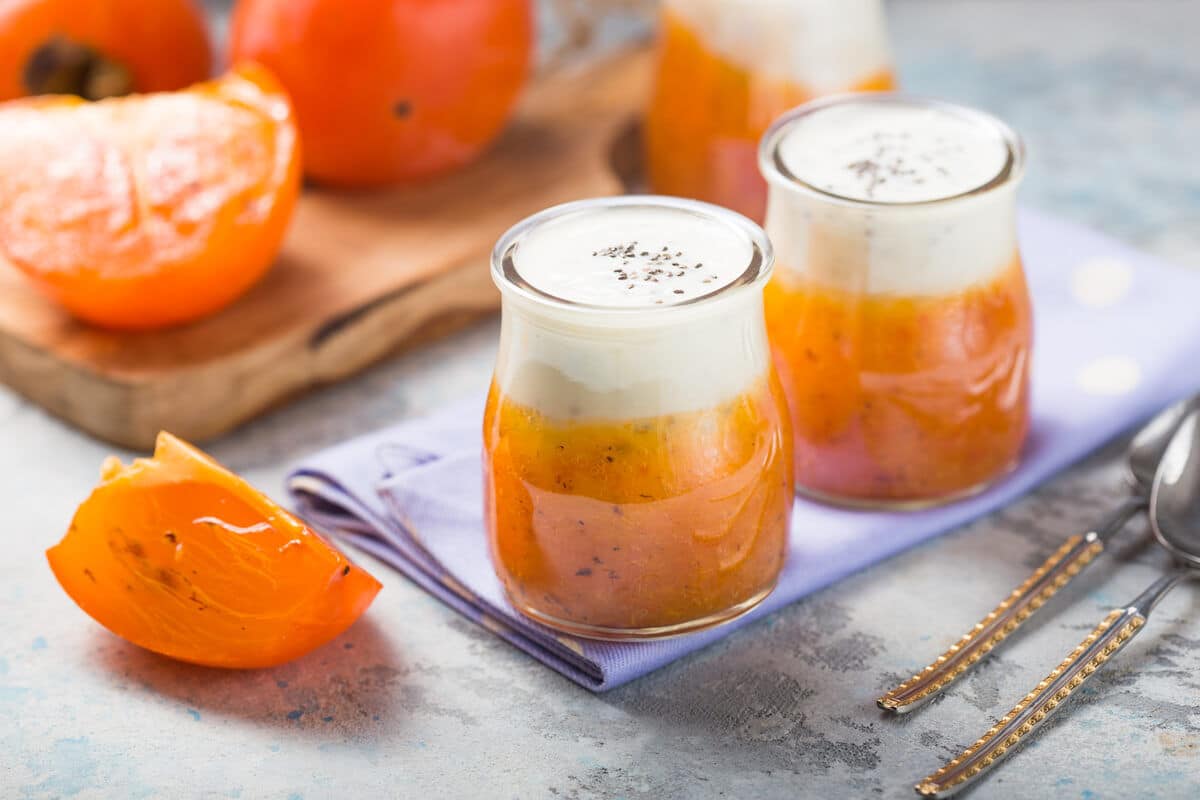 Chiapudding mit Kokosmilch und süßen Kakifrüchten