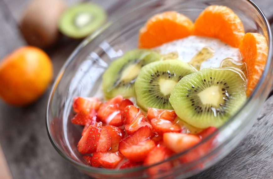 Chiapudding mit Mandarinen, Erdbeeren und Kiwi