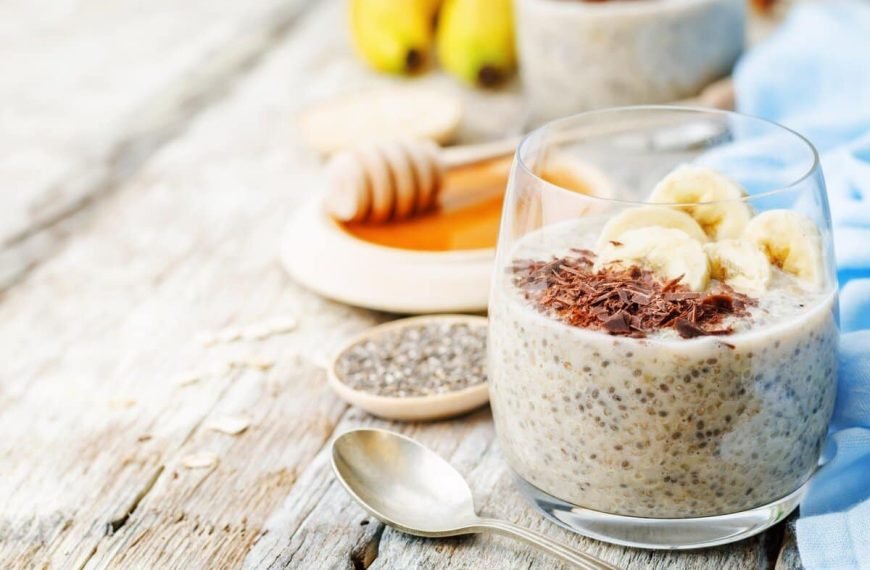 Chiapudding mit Quinoa und Bananen und Schokoraspeln