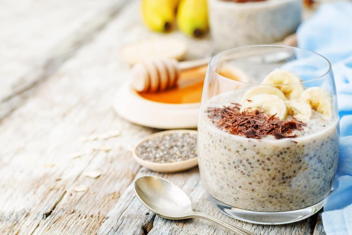 Chiapudding mit Quinoa und Bananen und Schokoraspeln