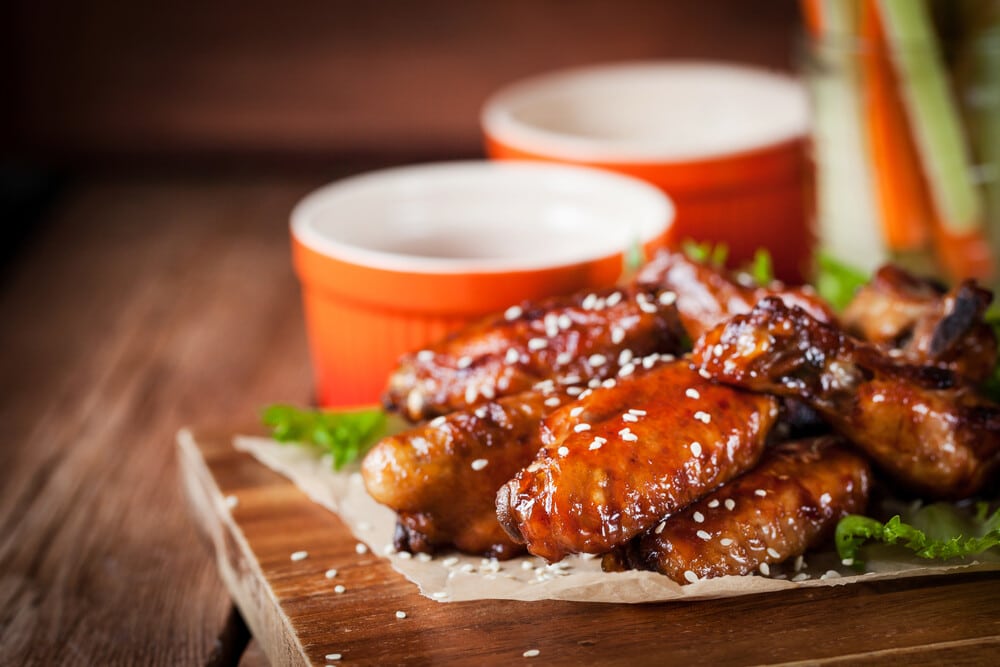 Chicken Wings mit Sesam in Honigsoße gebacken