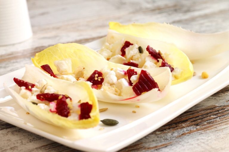 Rote Beete Salat mit Rucola, Orangen, Nüssen und Feta Käse