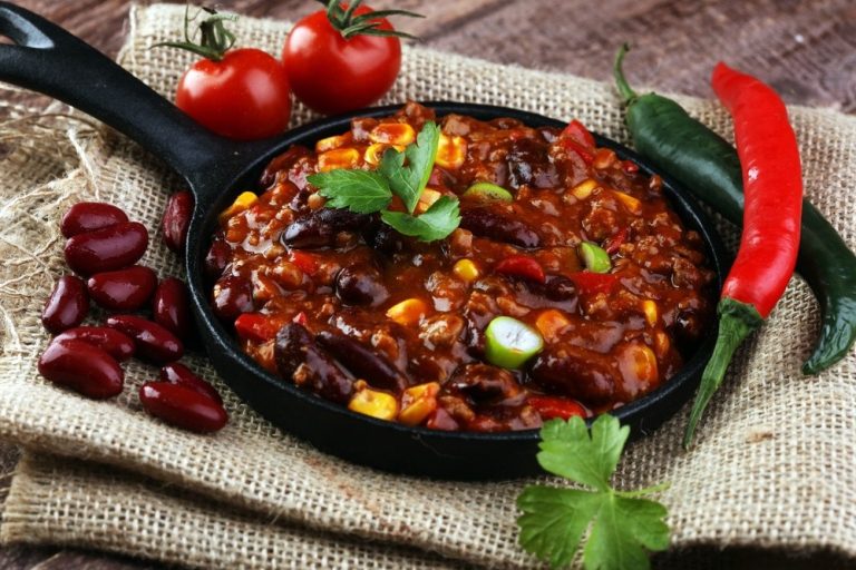 Chili con Carne - Scharfes Fleischgericht mit Chilischoten