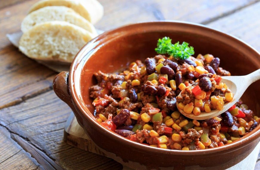 Chili con Carne mit Putenhackfleisch, roten Bohnen, Mais und Tomaten