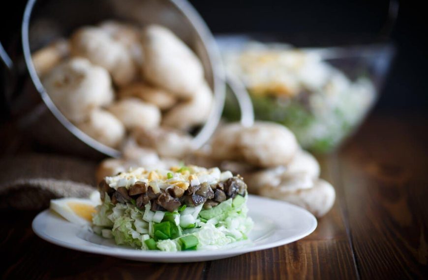 Chinakohlsalat mit Champignons, Lauchzwiebeln und Eiern