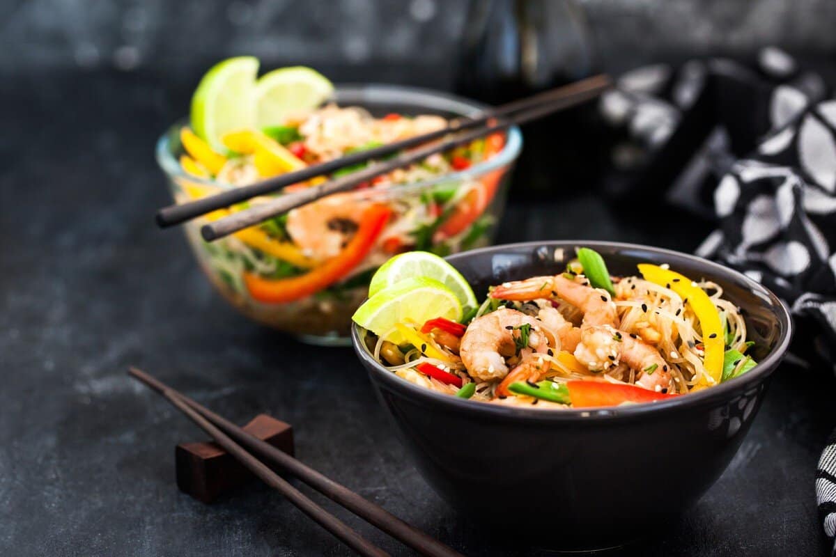 Chinesischer Salat Funchosa mit Karotten