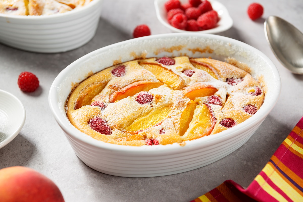 Clafoutis Dessert mit Pfirsichen und Himbeeren