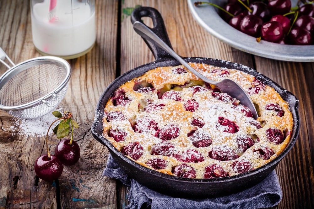 Clafoutis mit Kirschen und Puderzucker