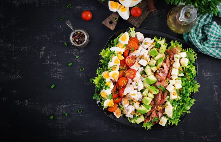 Cobb Salat mit Putenbrust, Käse und Senfdressing
