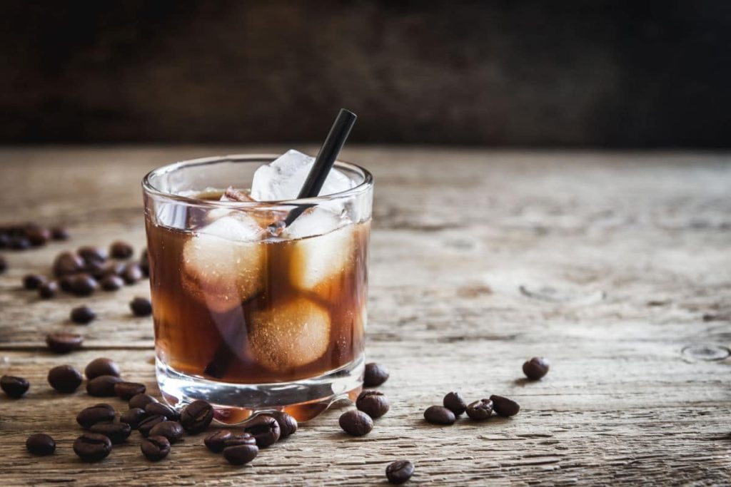 Cocktail Black Russian mit Wodka und Kaffeelikör