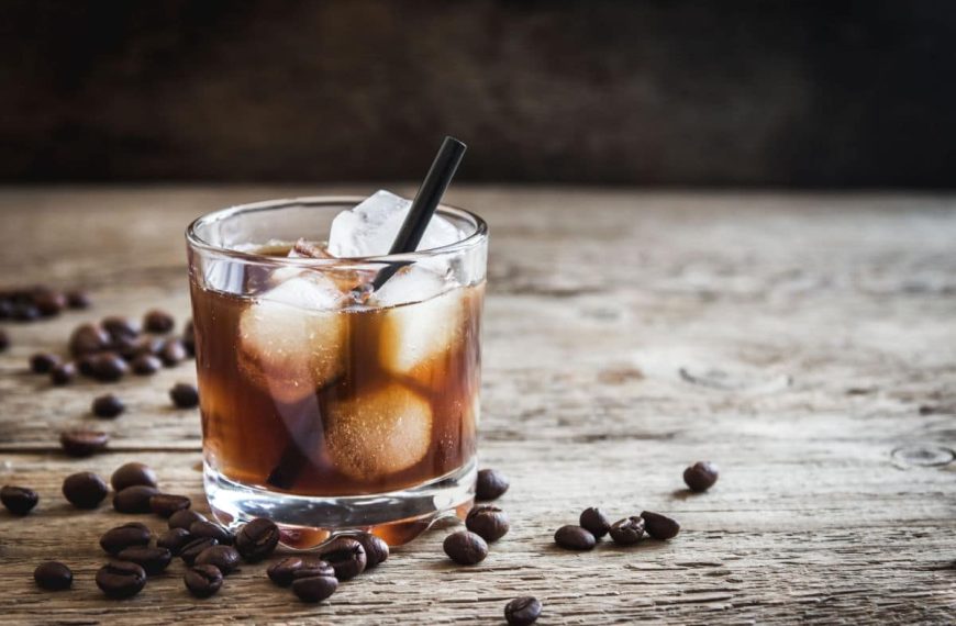 Cocktail Black Russian mit Wodka und Kaffeelikör