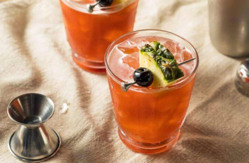 Cocktail mit Rum, Campari und Ananassaft