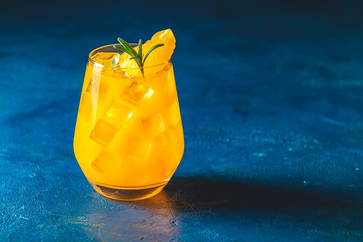 Cocktail mit Wodka, Orangensaft, Ananassaft und Zitronenlimonade