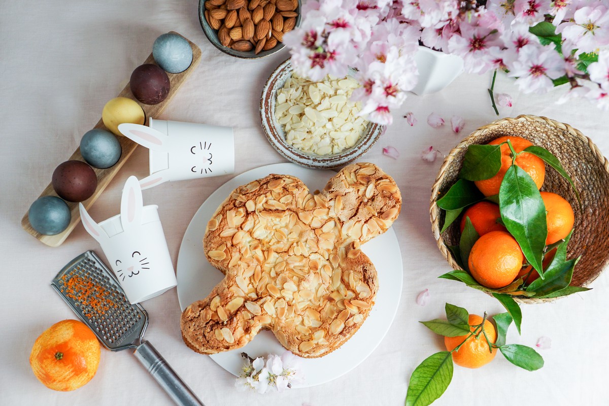 Colomba Italienischer Osterkuchen mit Mandeln und Zitrusschale