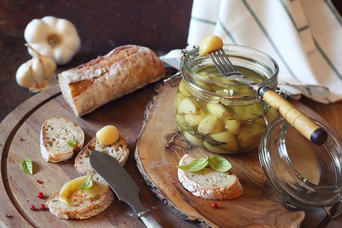 Confierter Knoblauch in Olivenöl | Eingelegter Knoblauch Snack