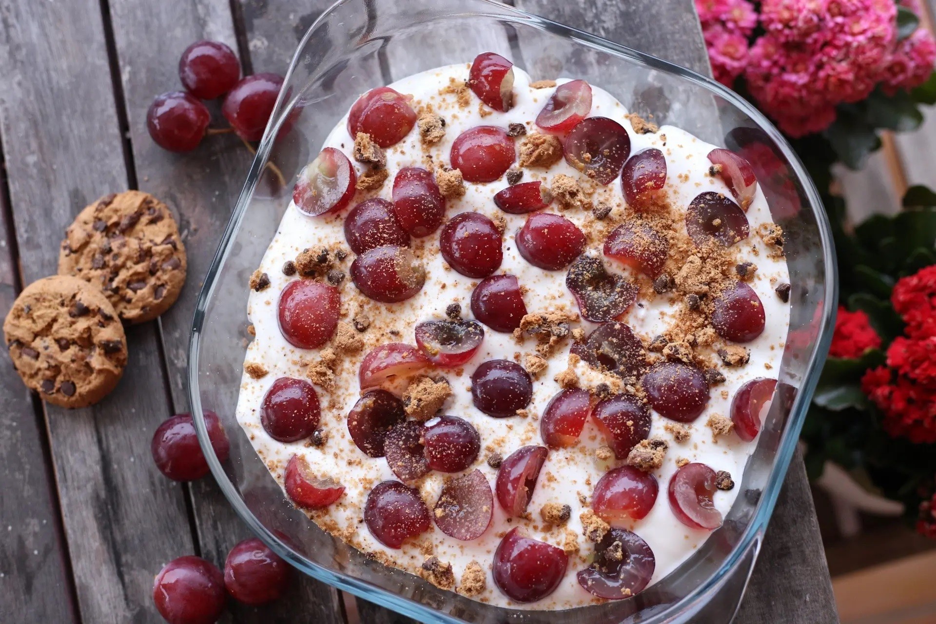 Cookies Dessert mit Weintrauben und Quarkcreme