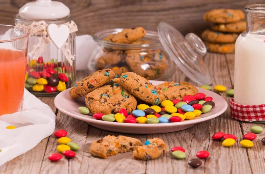 Cookies mit bunten Smarties für Kinderparty – Kekse mit Smarties