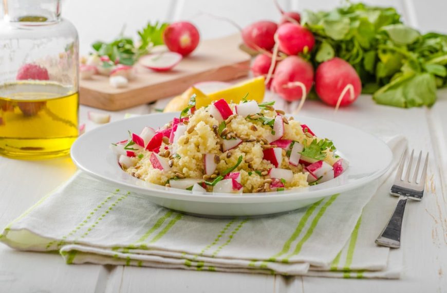 Maissalat mit Krabbenstäbchen, Wurst, Gurken und Eiern