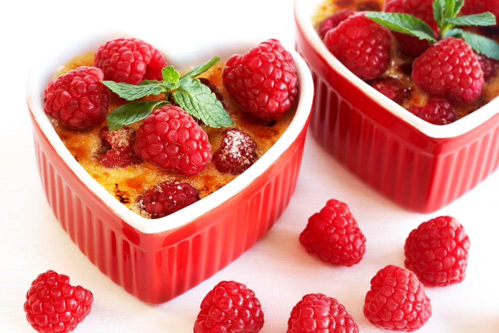 Creme Brulee mit Himbeeren und Karamellkruste