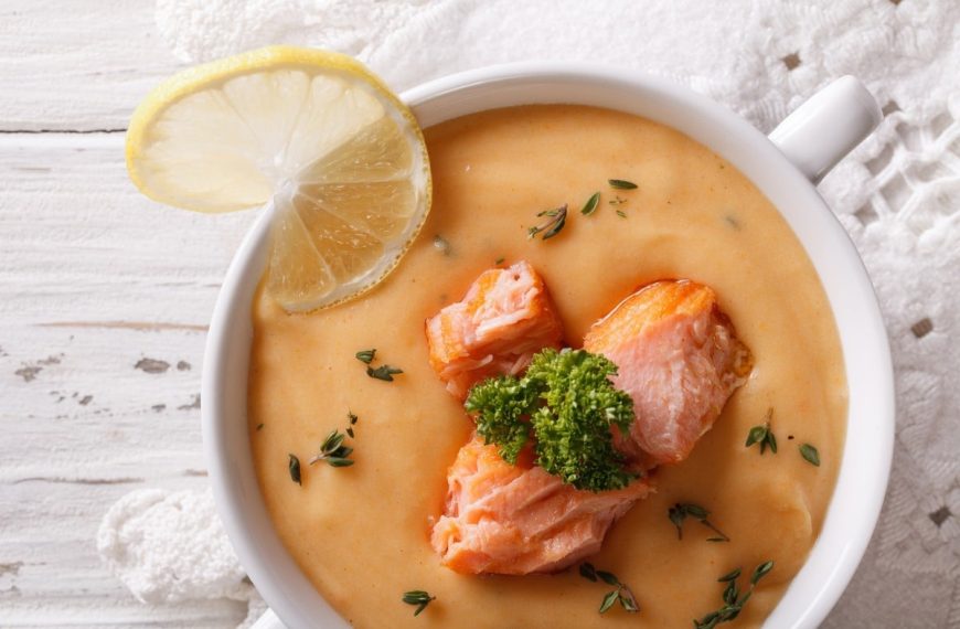 Cremesuppe mit Lachs, Kartoffeln und Knoblauch