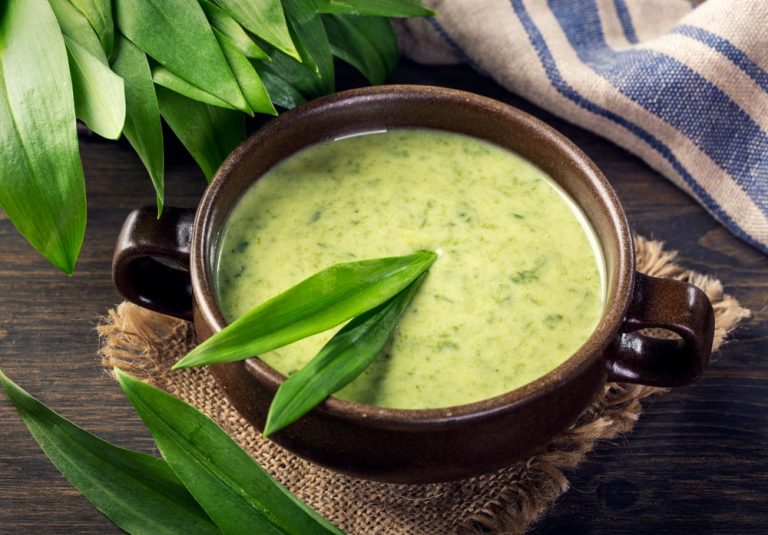 Cremige Bärlauchsuppe mit Kartoffeln und Sahne