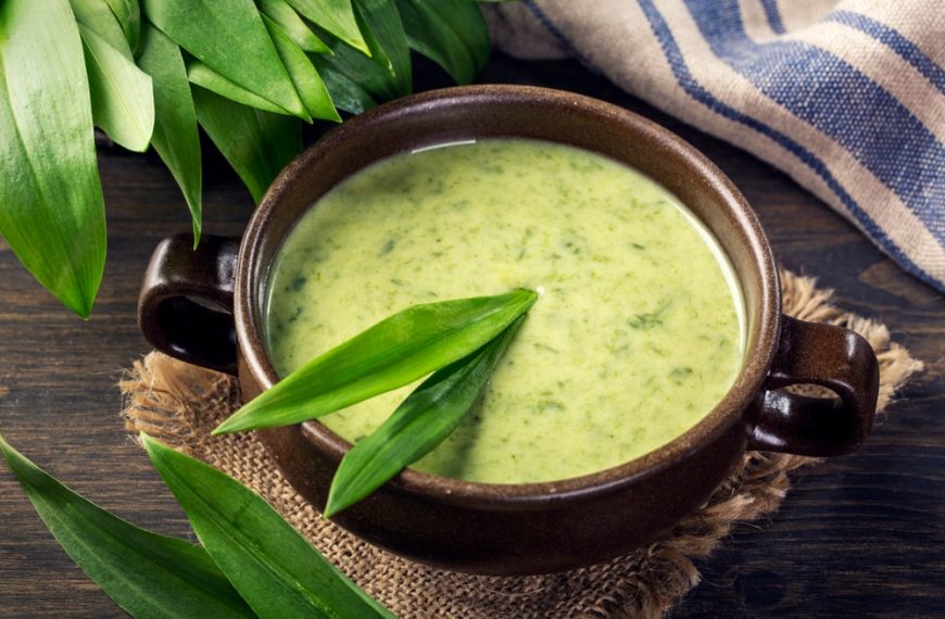 Cremige Bärlauchsuppe mit Kartoffeln und Sahne