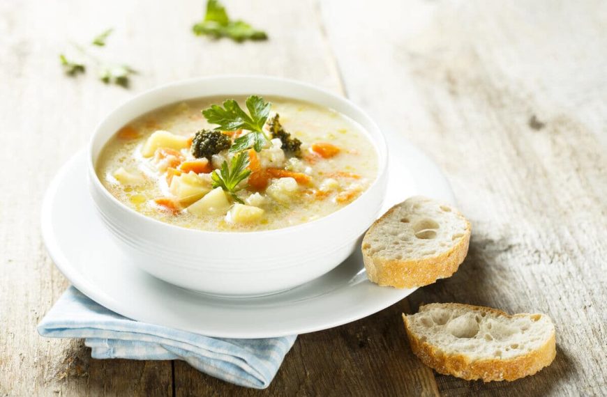 Cremige Blumenkohlsuppe mit Kartoffeln, Möhren und Brokkoli