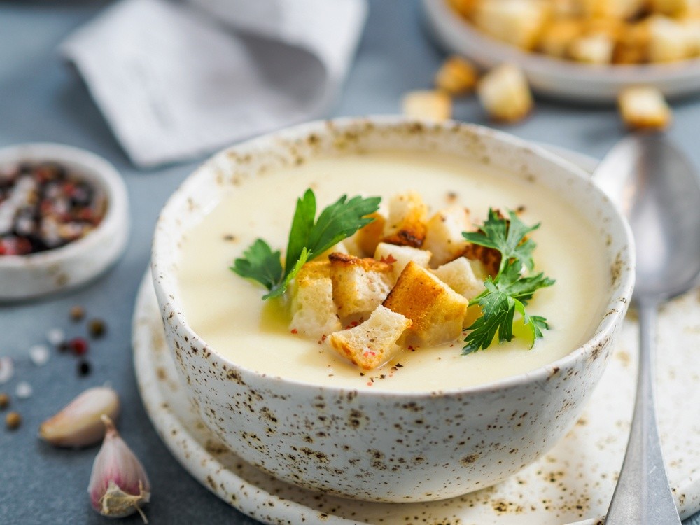 Cremige Blumenkohlsuppe mit Kartoffeln und Croutons