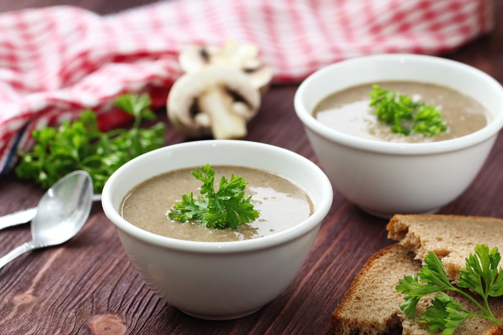 Cremige Champignonsuppe mit Kartoffeln, Knoblauch und Thymian