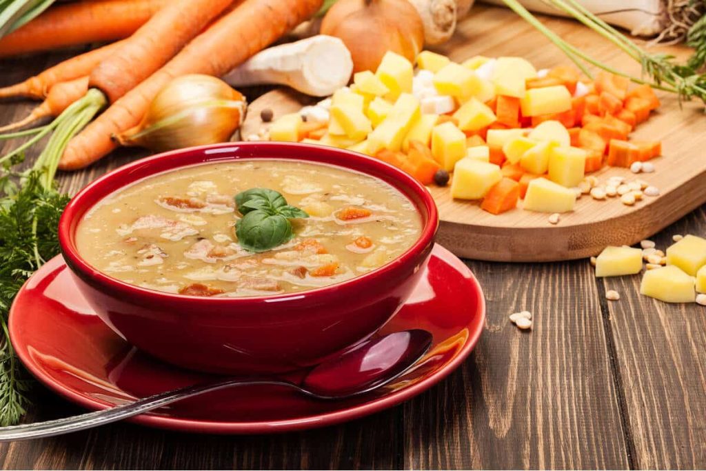 Cremige Erbsensuppe mit Schweinerippchen und Bauchspeck