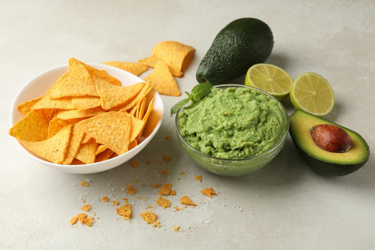 Cremige Guacamole mit Knoblauch und Limettensaft